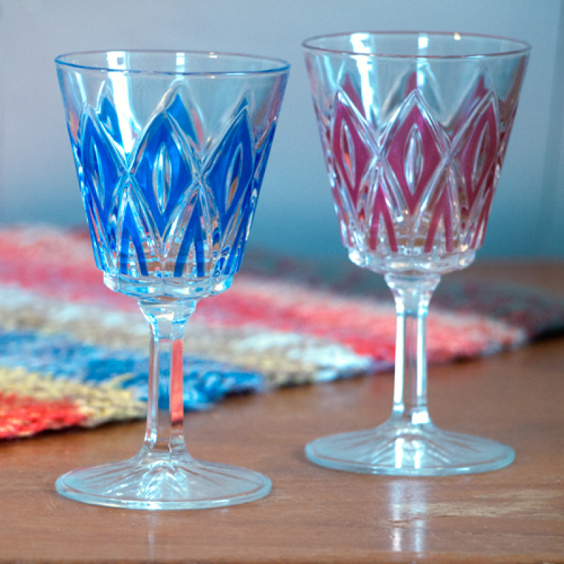Vintage wijnglazen in blauw en rood
